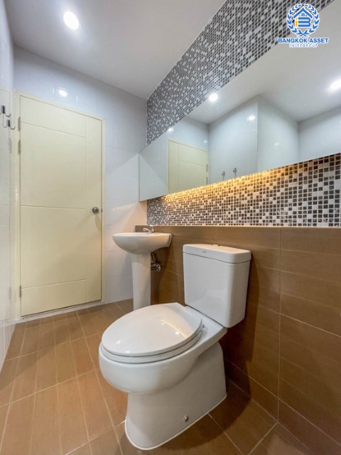 ทาวน์เฮ้าส์มือสองย่านกรุงเทพมหานคร ม.นลิน แกรนด์ อเวนิว วงแหวน-พระราม9 เนื้อที่ 24.2 ตร.ว. ฟังก์ชัน 4 ห้องนอน 4 ห้องน้ำ 1 ที่จอดรถ แถมฟรี! 4 เครื่องปรับอากาศ พร้อมของแถม ใกล้สนามบินสุวรรณภูมิ, พระราม 9 และรถไฟฟ้าแอร์พอร์ตลิ้งค์ "สถานีบ้านทับช้าง"...